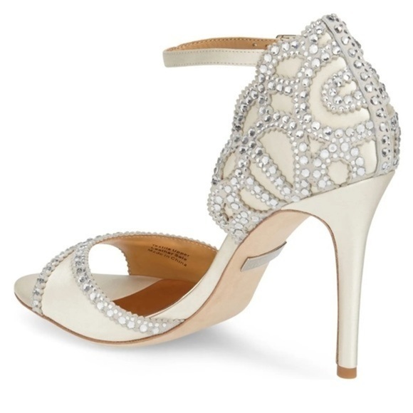 🌸BADGLEY MISCHKA🌸COLLECTION Roxy Sandal Ivory Satin size 9.5 - Picture 3 of 16
